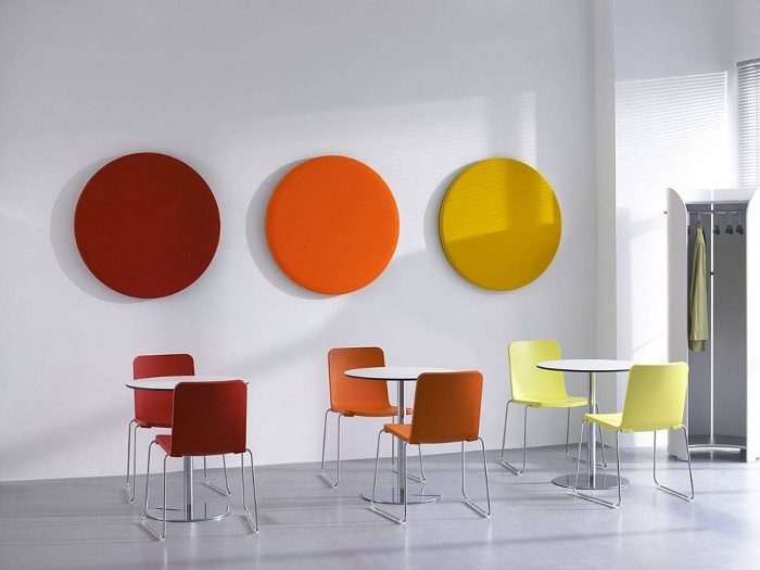 Duvarda kırmızı, turuncu ve sarı oval akustik panel dizilimi