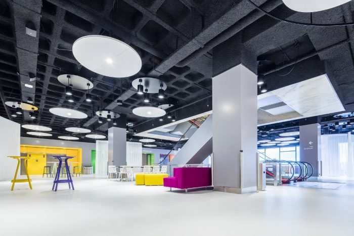 Tesisatı açık bırakılmış ofis tavanında oval kanopiler