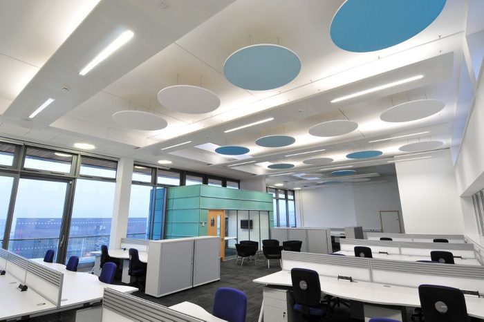 Ofis tavanında mavi oval akustik kanopiler