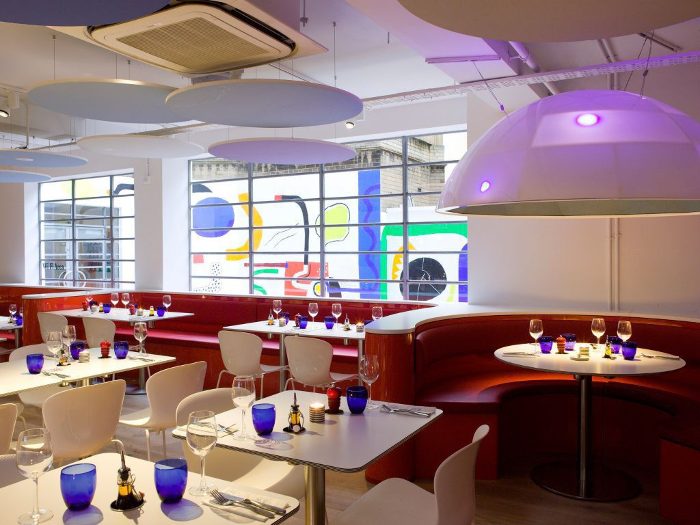 Restoran tavanında mor ve beyaz oval kanopiler