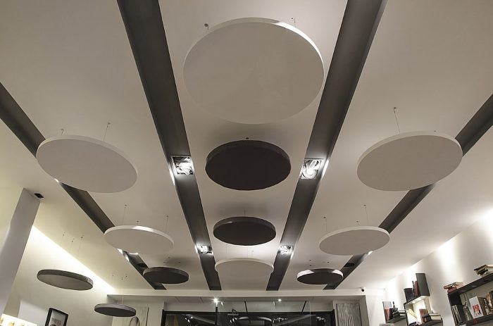 Aydınlatma bantları arasında oval akustik kanopiler