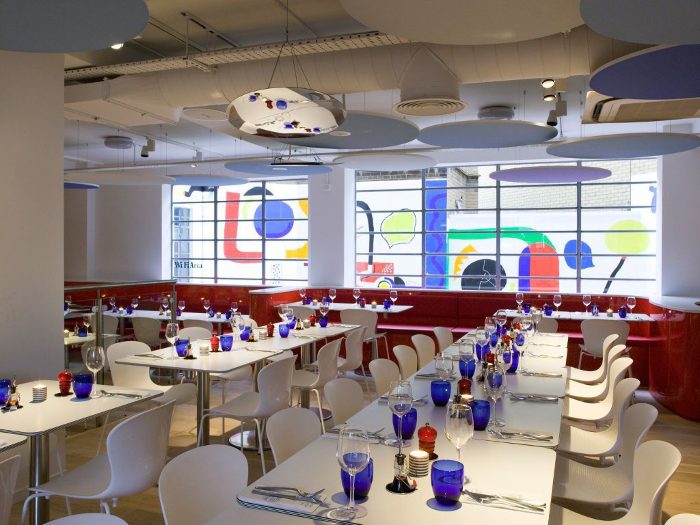 Restoran tavanında renkli oval kanopiler