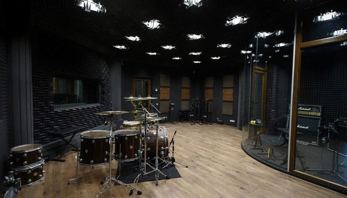 Davul seti bulunan geniş kayıt salonunun akustik kaplaması