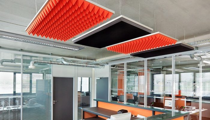 Açık ofis tavanında kırmızı ve siyah piramit köpük baffle paneller