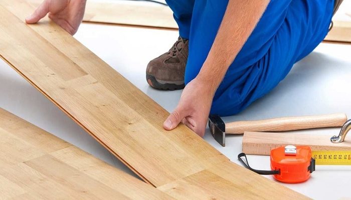 Polietilen şilte üzerine laminat parke döşeyen uygulamacı