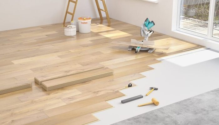 Şilte serili zeminde laminat parke montajının sürdüğü oda