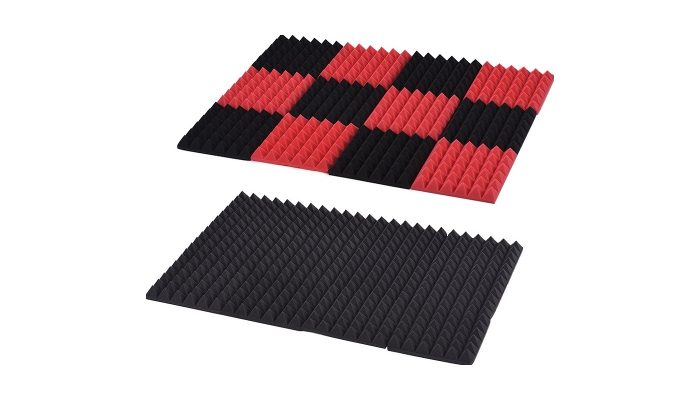 Kırmızı ve siyah renkli piramit süngerlerin dama deseninde döşendiği duvar düzeni