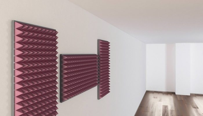 Bordo piramit süngerlerle kaplanmış stüdyo duvarı