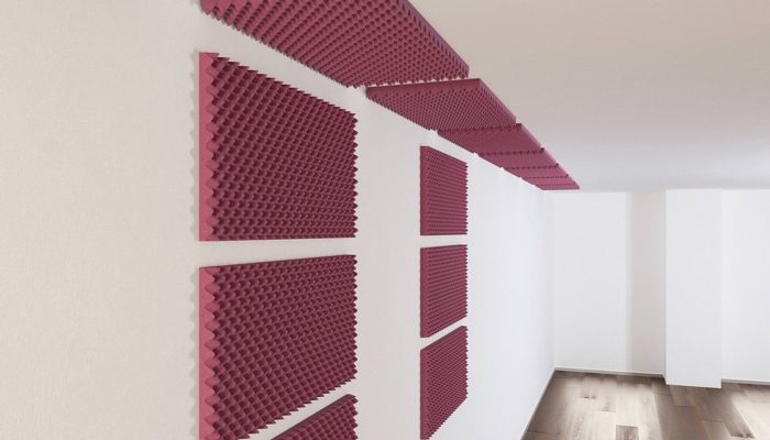 Aynı odada bordo yumurta profilli akustik panellerin duvar ve tavan yerleşimi