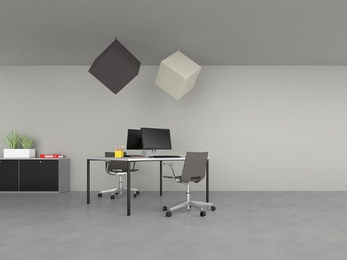 Ofis duvarında gri ve beyaz ses emici küpler