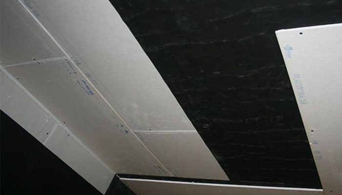 Tavana serilen ses yalıtım bariyeri ve üzerine monte edilen alçıpan plakalar