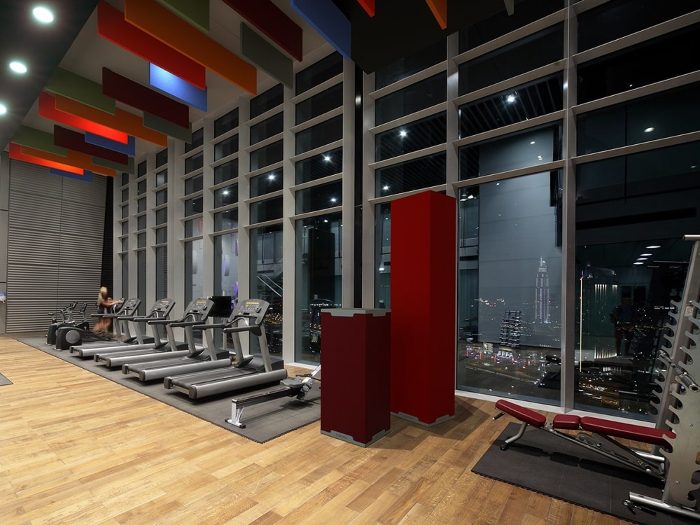 Fitness salonunda cam cephe önüne yerleştirilmiş kırmızı ses yutucu totemler