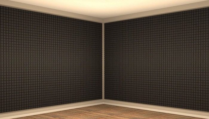 İnce delikli akustik panellerle kaplanmış oda
