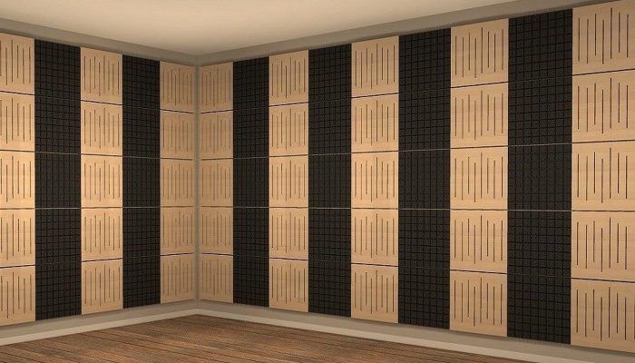 Ahşap delikli panel ve dikey akustik şeritlerle düzenlenmiş mekan