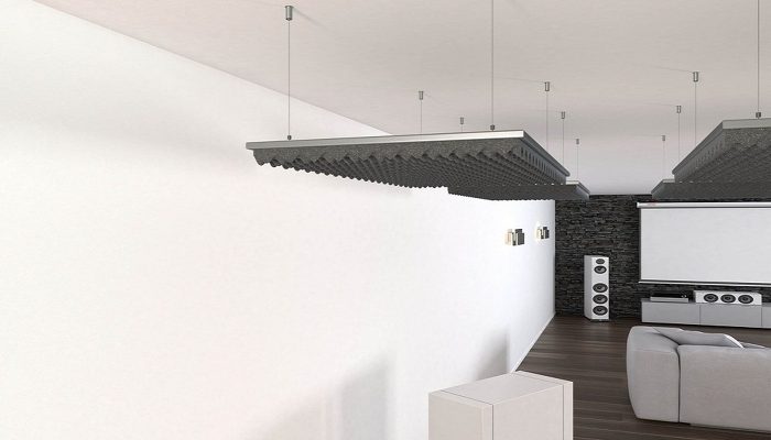 Ev sineması tavanındaki viyol yumurta köpük baffle diziliminin geniş açılı görünümü