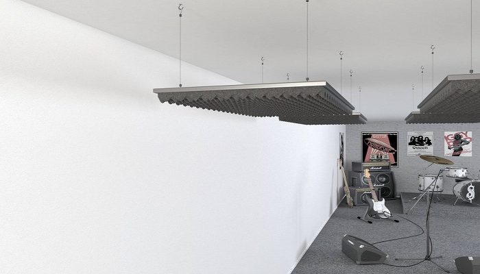Prova odası tavanındaki viyol yumurta köpük baffle panellerinin geniş açılı görünümü