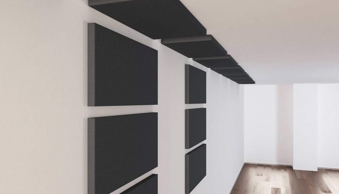 Odada duvar ve tavana uygulanmış koyu antrasit düz akustik paneller