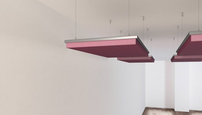 Tavandaki bordo baffle diziliminin geniş açılı görünümü