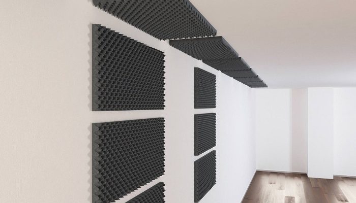Odada duvar ve tavana uygulanmış siyah yanmaz yumurta sünger panelleri