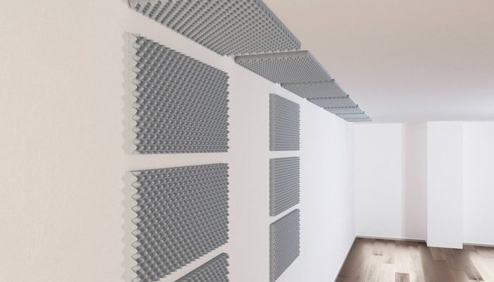 Odada duvar ve tavana uygulanmış gri yanmaz yumurta sünger panelleri