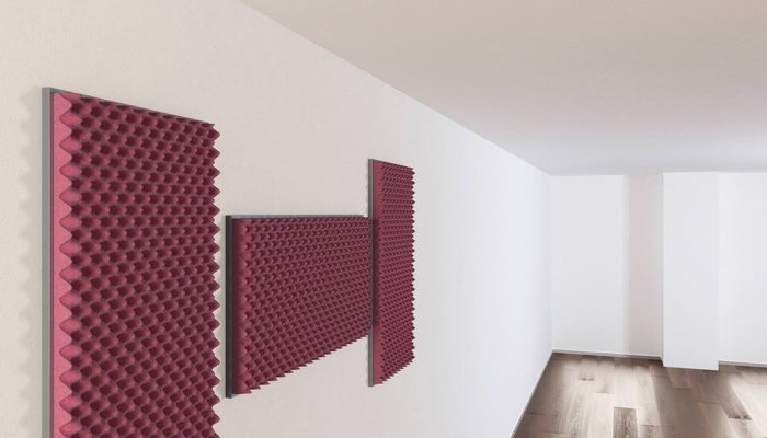 Duvara monte edilmiş bordo yanmaz yumurta sünger paneli