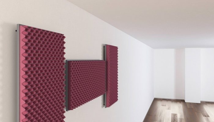 Duvarda açılı yerleştirilmiş bordo yanmaz yumurta sünger panelleri