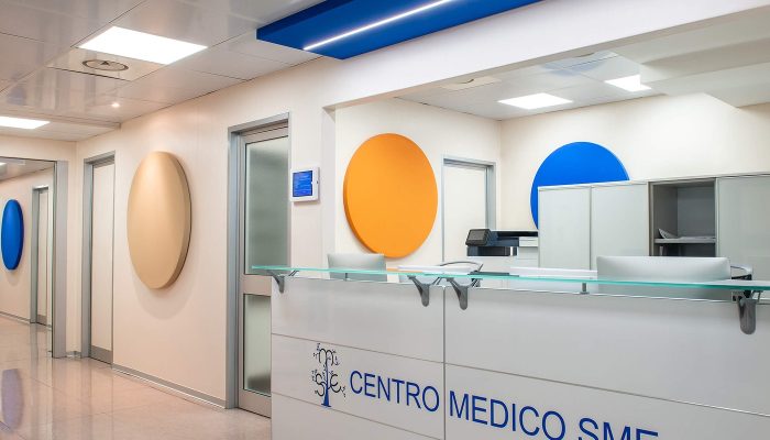 Klinik resepsiyonunda renkli daire biçimli yüzer tavan panelleri