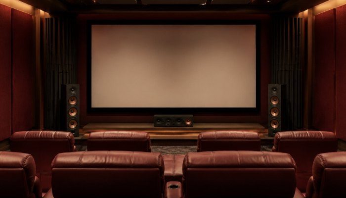 Ev sinema odasında akustik panel, bas tuzağı ve hoparlör yerleşimi düzenlemesi