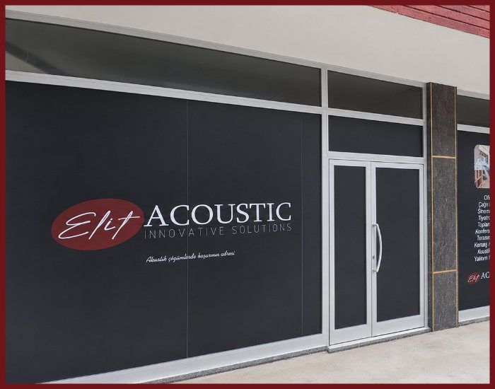 Elit Acoustic showroom ve mağaza giriş cephesi, logolu vitrin ve cam kapı