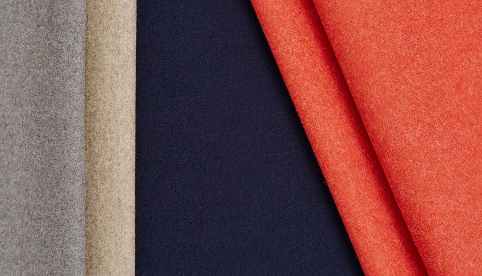 Camira Synergy 170 yün kumaşının gri, bej, lacivert ve turuncu tonlarında açılı renk kompozisyonu