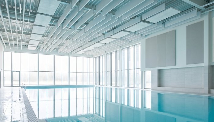 Elit Acoustic kapalı yüzme havuzu akustiği: neme dayanıklı ses emici panellerle çınlama kontrolü