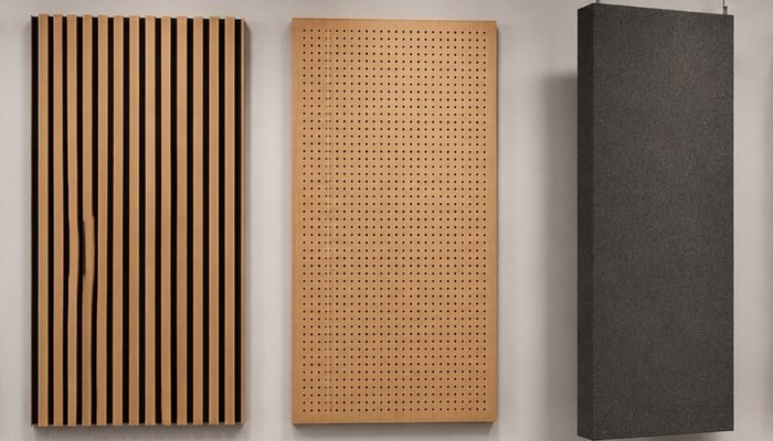 Kumaş kaplı, ahşap delikli ve baffle akustik panel çeşitleri bir arada